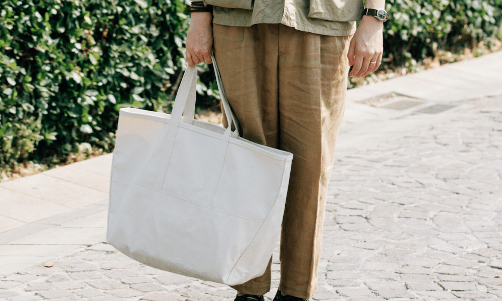 street style man holding tote bag