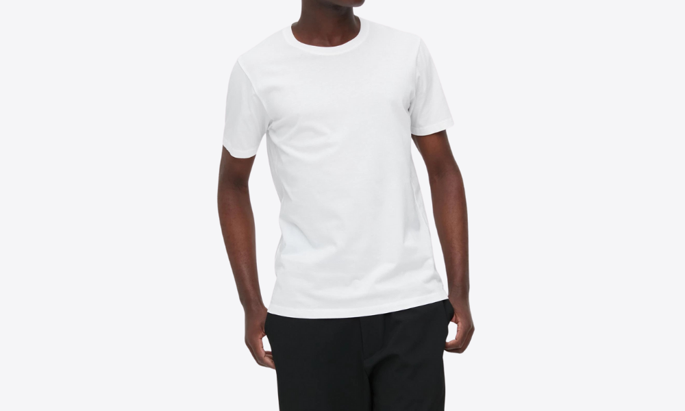 uniqlo-white-tshirt-model